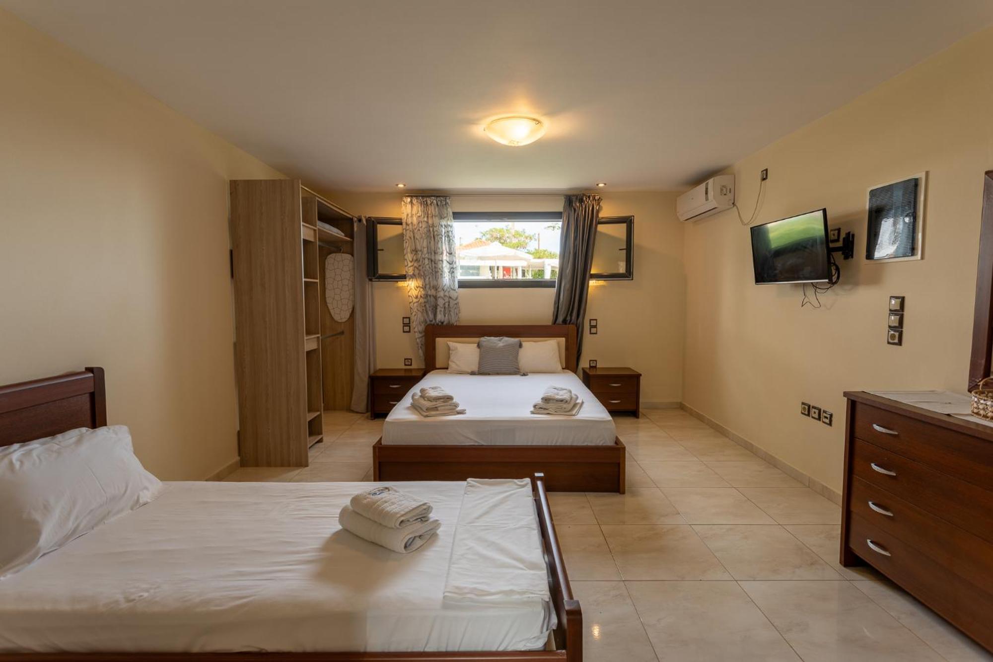 Blue Waves Luxury Suites By The Sea Plomari Exterior photo