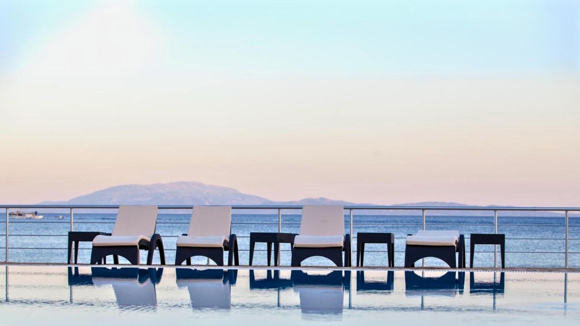 Blue Waves Luxury Suites By The Sea Plomari Exterior photo