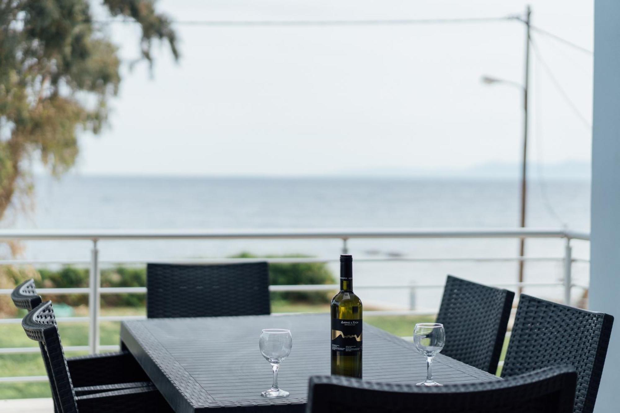 Blue Waves Luxury Suites By The Sea Plomari Exterior photo