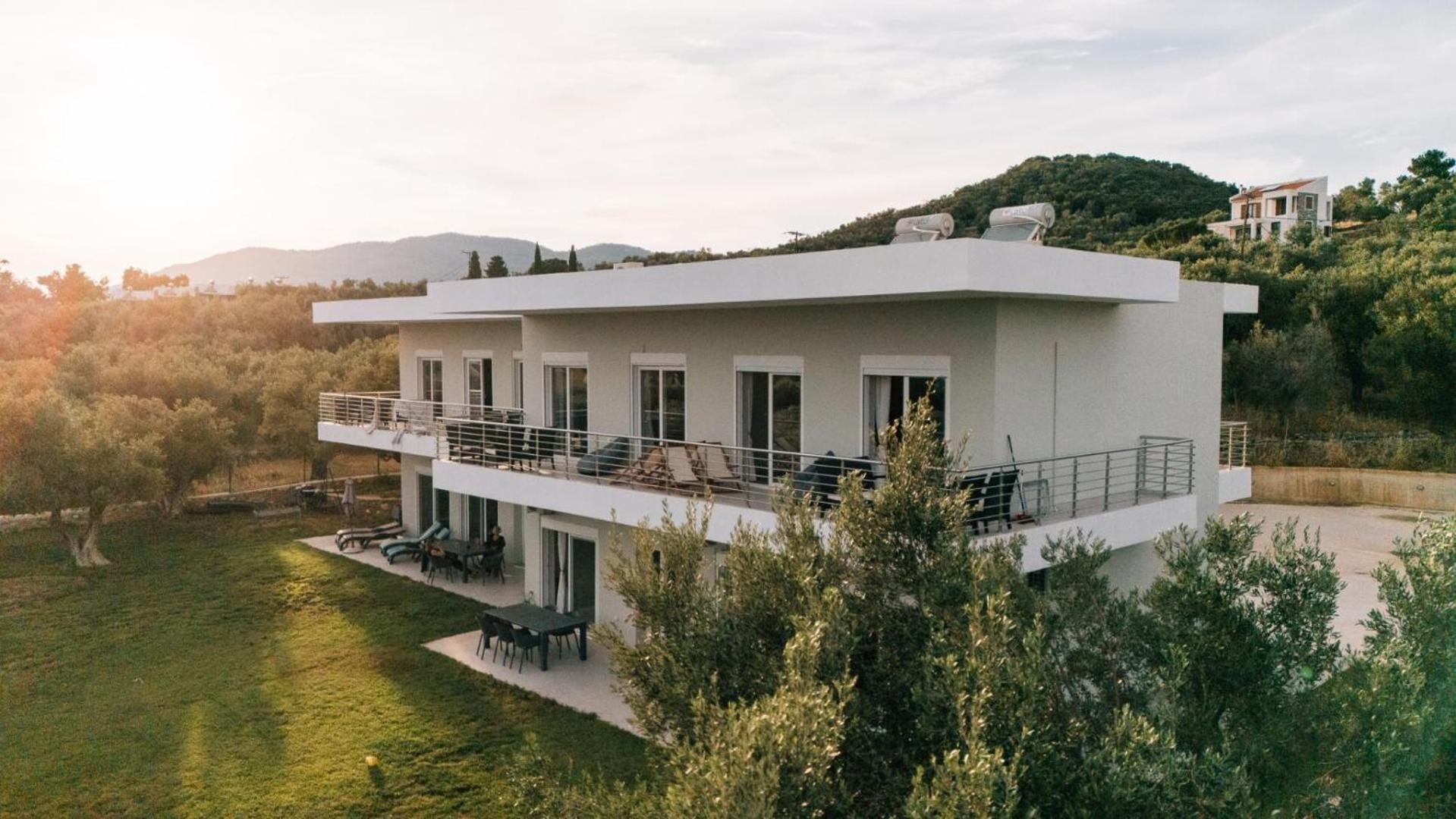 Blue Waves Luxury Suites By The Sea Plomari Exterior photo