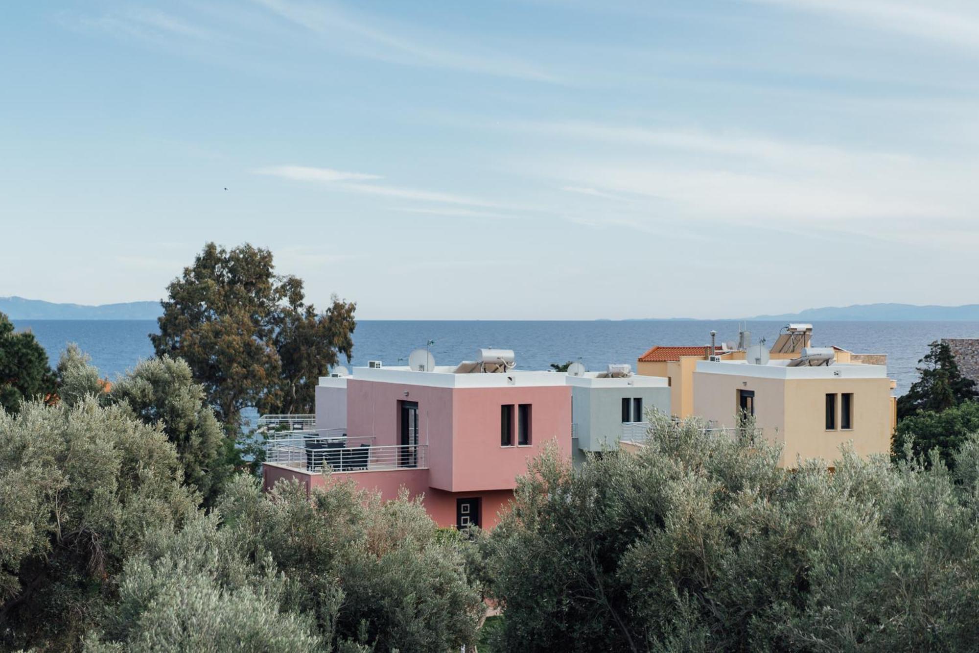 Blue Waves Luxury Suites By The Sea Plomari Exterior photo
