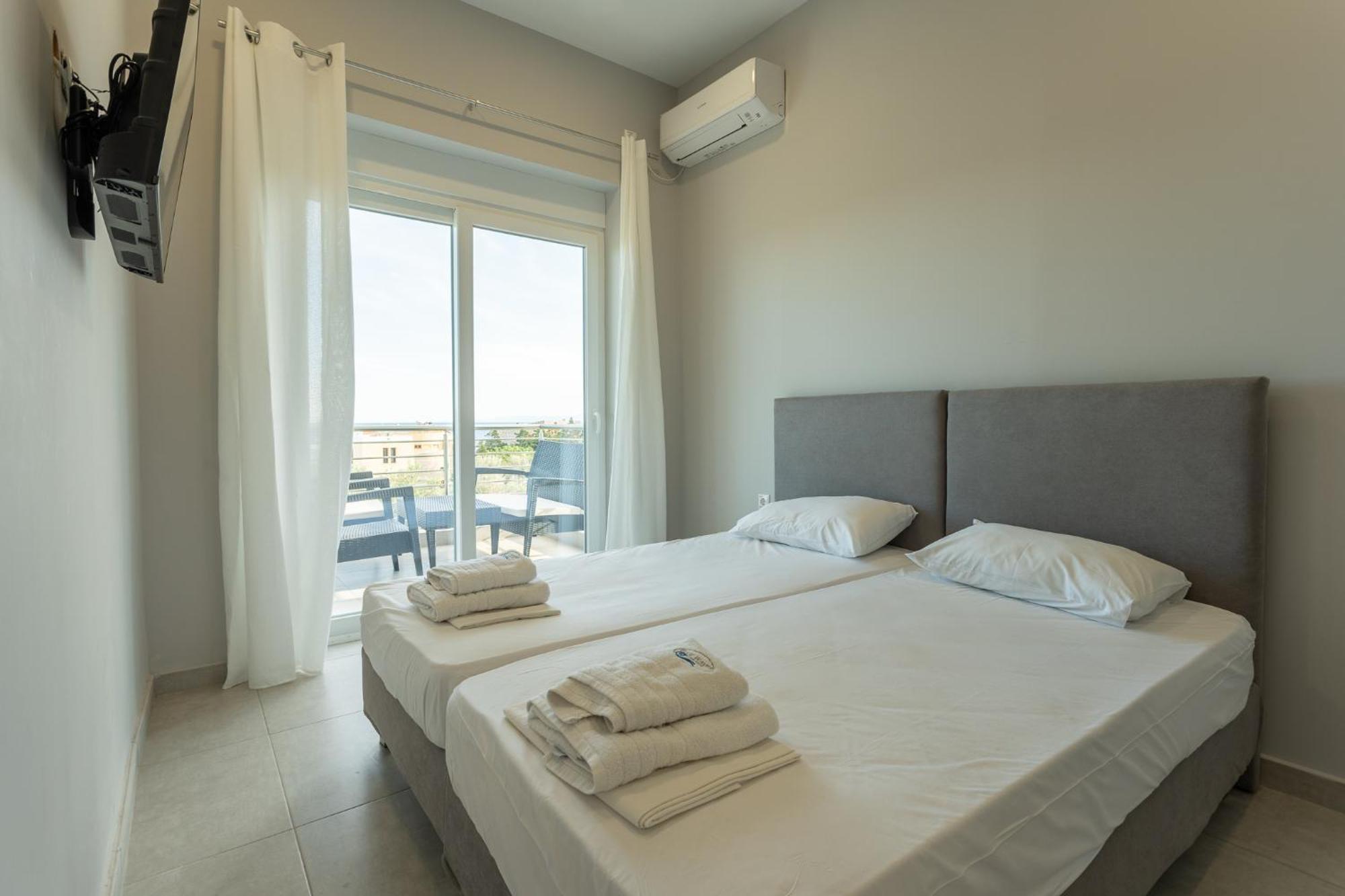Blue Waves Luxury Suites By The Sea Plomari Exterior photo